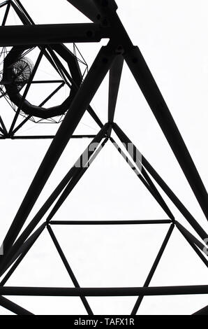 Tolle Aussicht auf die Stahlkonstruktion der Tetraeder in Bottrop, Deutschland von unten gegen weißen Himmel. Eine begehbare Stahlkonstruktion in der Form eines Tetraeders auf einem schwarz-weiß Foto genommen. Stockfoto