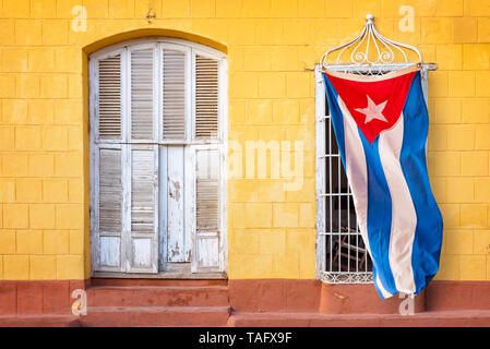 Kubanische Flagge hängen am Fenster eines bunten Haus in einer Straße von Trinidad, Kuba Stockfoto