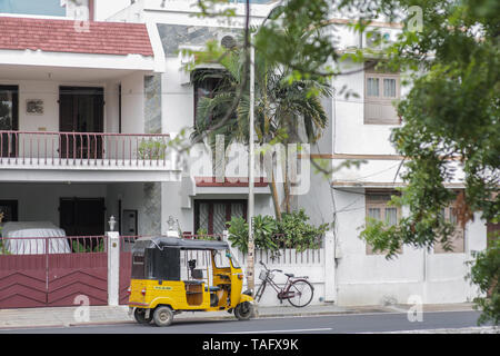 Ein geparktes Auto Rikscha vor einem Haus auf einer Straße in der ehemaligen französischen Kolonie Pondicherry Stockfoto