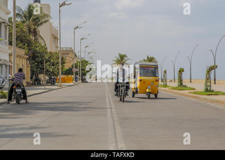 Einer Ruhigen Straße in der Innenstadt von Pondicherry direkt am Meer an einem heißen Sommertag. Stockfoto