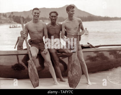 Hawaiian Surf Legende, Duke Kahanamoku, mit FDR Söhne Franklin D. Roosevelt, Jr. und John Roosevelt am Strand von Waikiki in Honolulu, Hawaii. Präsident Roosevelt, zusammen mit seinen Söhnen, reiste an Bord der USS Houston nach Hawaii im Jahr 1934, der der erste Besuch war eines sitzenden US-Präsident für das Gebiet. Duke Kahanamoku gab private Surfen Lektionen an die Roosevelt Söhne und ihre Partei während Ihrem Aufenthalt in Waikiki. Stockfoto