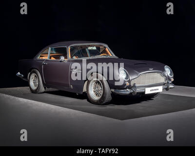 BARCELONA, SPANIEN - 11. MAI 2019: 1964 Aston Martin DB 5 (James Bond Filme) am 100 Jahre Automobil Ausstellung Stockfoto
