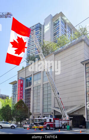 Kanadische Flagge helsd aloft durch 2 Fire Truck Leitern in Gruß zu Feuerwehrmann, die auf Aufgabe gestorben, Vancouver, British Columbia, Kanada Stockfoto