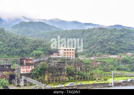 Bewölkter Himmel über Grünen Berge in der Nähe von Houtong Cat Dorf in Taiwan Stockfoto