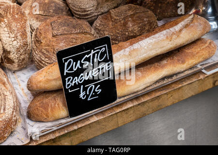 Rustikale authentische frische Baguettes auf der Borough Market Bäckerei. Spezialität Brot Borough Market Bäckerei 'Brot' Stall innen mit verschiedenen attraktiven handgemachte Artisan Brot auf Anzeige zum Verkauf. Artisan Spezialität Bäckerei am Borough Market Southwark London UK Abschaltdruck Stockfoto