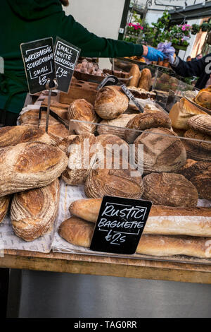 Rustikale authentische Baguette und Sauerteigbrote am Borough Market Bäckerei. Spezialität Brot Borough Market Bäckerei 'Brot' Stall innen mit verschiedenen attraktiven handgemachte Artisan Brot auf Anzeige zum Verkauf. Artisan Spezialität Bäckerei am Borough Market Southwark London UK Abschaltdruck Stockfoto