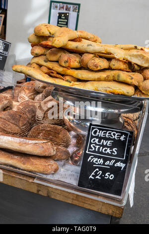 Borough Market Artisan Bakery. Spezialität Brot Borough Market Bakery ‘Bread Ahead’ Stand innen mit Käse & Olivenstöcke frischen ganztägigen Snack für £2,50 jeden auf dem Display zum Verkauf. Handwerkliche Spezialitätenbäckerei am Borough Market Southwark London UK Stockfoto