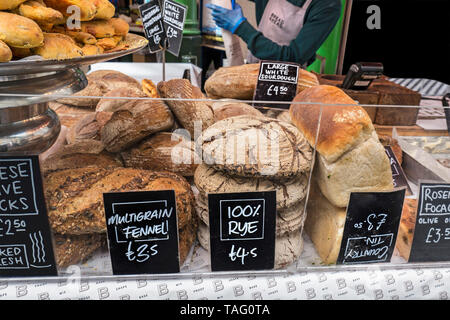 Borough Market Bäckerei. Spezialität Brot Borough Market Bäckerei 'Brot' Stall innen mit verschiedenen attraktiven handgemachte Artisan Brot auf Anzeige zum Verkauf. Artisan Spezialität Bäckerei am Borough Market Southwark London UK Abschaltdruck Stockfoto