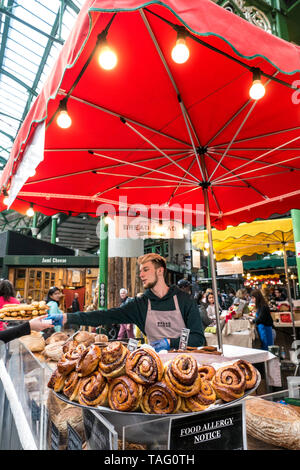 Borough Market Bäckerei und Kunden. Spezialität Brot Borough Market Bäckerei 'Brot' Stall innen mit verschiedenen attraktiven handgemachte Artisan Brot auf Anzeige zum Verkauf. Nahrungsmittelallergie Bekanntmachung über artisan Spezialität Bäckerei bei der Borough Market Southwark London UK Abschaltdruck Stockfoto