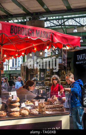 Borough Market Bäckerei und Kunden. Spezialität Brot Borough Market Bäckerei 'Brot' Stall innen Innenraum mit verschiedenen attraktiven handgemachte Artisan Brot auf Anzeige zum Verkauf. Artisan Spezialität Bäckerei am Borough Market Southwark London UK Abschaltdruck Stockfoto