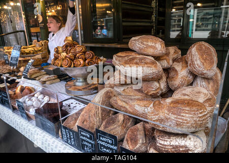 Spezialität Brot Borough Market Bäckerei "Brot" mit einer Vielzahl an attraktiven hand Stall gemacht Artisan Brot auf Anzeige zum Verkauf mit weißen Sauerteigbrot im Vordergrund angezeigt. Artisan Spezialität Bäckerei am Borough Market Southwark London UK Abschaltdruck Stockfoto