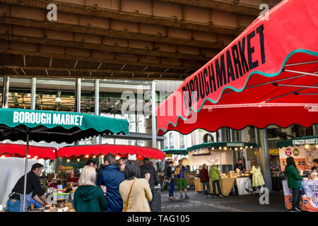 Borough Market einzelnen Standbesitzer Plätze mit Rot & grün Sonnenschirme mit beleuchteten Display Lampen innen an der traditionellen Southwark Borough Market Southwark London UK Stockfoto