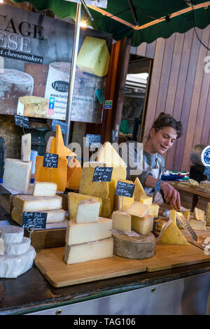 Borough Market Heritage Käse Abschaltdruck angezeigt, mit freundlichen Standbesitzer geben" versuchen Sie, bevor Sie kaufen" Verkostung von Proben bei Borough Market Southwark London SE1 Stockfoto