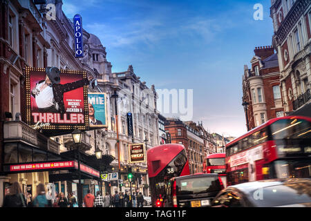 Shaftesbury Avenue London langsam Stau Theaterviertel West End Theater besetzt starke Verschmutzung diesel Gridlock mit roten Busse, Taxis und die Menschen in einem langen Shaftesbury Avenue in der Dämmerung Dämpfe, mit klaren, blauen Himmel und die Verschmutzung weiter unten. West End London UK Stockfoto