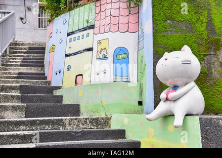 Süße Katze Statue in der Nähe der Treppe an Houtong Cat Dorf in Taiwan Stockfoto