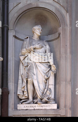 Florenz, Italien, 30. September 2009: Statue des berühmten Entdecker Amerigo Vespucci an der Uffizien in Florenz, Italien. Stockfoto