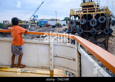 Lokale Zicklein auf der Fähre Henry III Deck bei Puerto Henry auf Iquitos, Provinz Maynas, Loreto Abteilung, Peru suchen Stockfoto