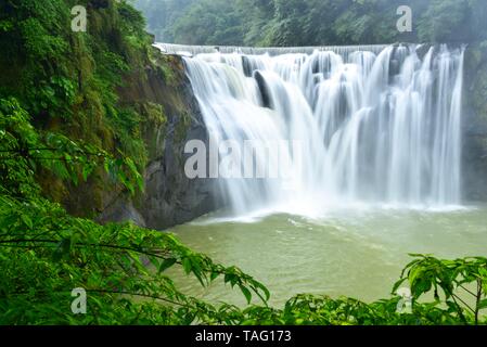 Shifen Wasserfall, den Kleinen Niagara von Taiwan, in Pingxi Bezirk Stockfoto