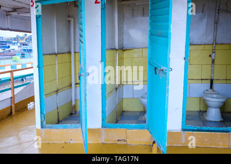 Toiletten an der Fähre Henry III angedockt bei Puerto Henry auf Iquitos, Provinz Maynas, Loreto Abteilung, Peru Stockfoto