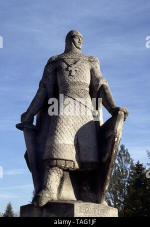 ESTATUA DE DIEGO RODRIGUEZ HIJO del Cid Campeador MUERTO EN LA BATALLA DE CONSUEGRA EN EL AÑO 1097 - ESTATUA SITUADA EN EL PUENTE DE SAN PABLO. Thema: 1905/69 LUCARINI LUCARINI JOAQUIN AMADOR. Lage: an der Außenseite. Spanien. Stockfoto