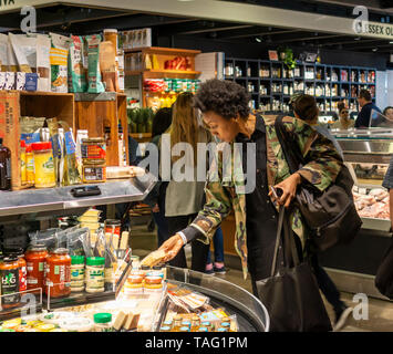 Hunderte von Feinschmecker Menge und in eine Warteschlange das neu eröffnete Essex Markt in der Lower East Side in New York am ersten Wochenende, Samstag, 18. Mai 2019. Der neue Markt ersetzt die ältere Essex Street Markt zurück, die Bürgermeister LaGuardia, die die Märkte Schubkarre Anbieter zu entfernen von der Straße erstellt. Die Kaufleute aus der nun geschlossenen Markt überführt und werden von zahlreichen Food Hall Veteranen und Neulinge. (Â© Richard B. Levine) Stockfoto