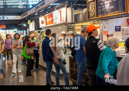 Hunderte von Feinschmecker Menge und in eine Warteschlange das neu eröffnete Essex Markt in der Lower East Side in New York am ersten Wochenende, Samstag, 18. Mai 2019. Der neue Markt ersetzt die ältere Essex Street Markt zurück, die Bürgermeister LaGuardia, die die Märkte Schubkarre Anbieter zu entfernen von der Straße erstellt. Die Kaufleute aus der nun geschlossenen Markt überführt und werden von zahlreichen Food Hall Veteranen und Neulinge. (Â© Richard B. Levine) Stockfoto