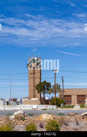 Victorville, CA/USA - 27. März 2017: Airport Control Tower für die Southern California Logistics Airport in der Stadt Victorville, Califo entfernt Stockfoto