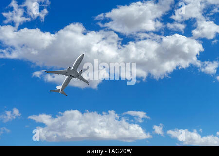 Kommerzielle Flugzeug im Flug mit Wolken Stockfoto