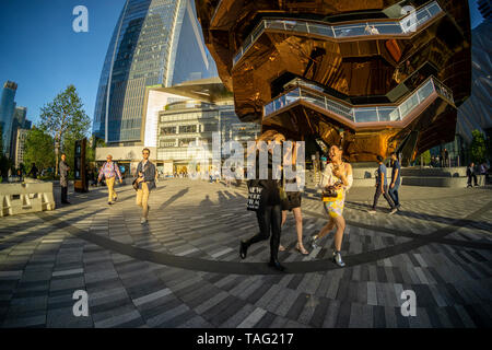 Horden von Besucher strömen zum Hudson Yards und das Schiff in New York am Dienstag, 21. Mai 2019. Einzelhändler, einschließlich der Neiman Marcus Kaufhaus, öffneten ihre Geschäfte in der Entwicklung, die auf einer Plattform über der Westseite railroad Yards gebaut wurde. Büro-, Wohn-, öffentlichen Raum und Verkaufsfläche umfasst in der ersten Phase Was ist wohl die teuerste Bauprojekt aller Zeiten in den USA gebaut (© Richard B. Levine) Stockfoto