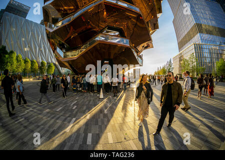 Horden von Besucher strömen zum Hudson Yards und das Schiff in New York am Dienstag, 21. Mai 2019. Einzelhändler, einschließlich der Neiman Marcus Kaufhaus, öffneten ihre Geschäfte in der Entwicklung, die auf einer Plattform über der Westseite railroad Yards gebaut wurde. Büro-, Wohn-, öffentlichen Raum und Verkaufsfläche umfasst in der ersten Phase Was ist wohl die teuerste Bauprojekt aller Zeiten in den USA gebaut (© Richard B. Levine) Stockfoto