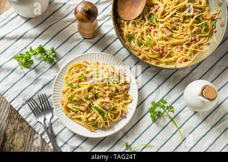 Herzhafte hausgemachte Carbonara Nudeln mit Speck und Ei Stockfoto