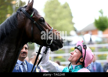 Jockey Frankie Dettori nach dem Gewinn der Merriebelle stabile Commonwealth-schale Versuch Stangen am Kelch in die Gewinner Parade während Royal Ascot Studien Tag auf der Pferderennbahn Ascot Stockfoto