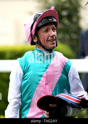 Jockey Frankie Dettori nach dem Gewinn der Merriebelle stabile Commonwealth-schale Versuch Stangen am Kelch in die Gewinner Parade während Royal Ascot Studien Tag auf der Pferderennbahn Ascot Stockfoto