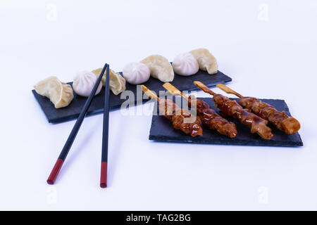 Pot-Aufkleber und Schweinefleisch. Asiatische Küche. Weißer Hintergrund Stockfoto