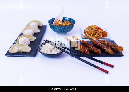 Knödel, weißer Reis und Sushi rollen. Weißer Hintergrund Stockfoto