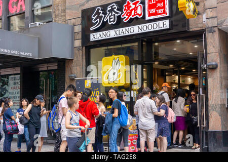 Horden von Chinesisches Essen Liebhaber für eine kostenlose Tasse Kaninchen Kaninchen Tee an der Eröffnung des Xiang Xiang Noodle Restaurant im Gramercy Park in New York am Montag, den 20. Mai 2019. (Â© Richard B. Levine) Stockfoto