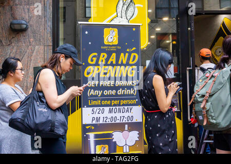 Horden von Chinesisches Essen Liebhaber für eine kostenlose Tasse Kaninchen Kaninchen Tee an der Eröffnung des Xiang Xiang Noodle Restaurant im Gramercy Park in New York am Montag, den 20. Mai 2019. (Â© Richard B. Levine) Stockfoto