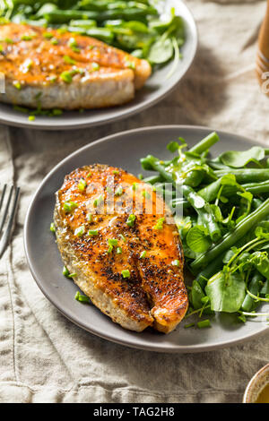 Hausgemachte organische Lachssteak mit einer grünen Bohne Salat Stockfoto