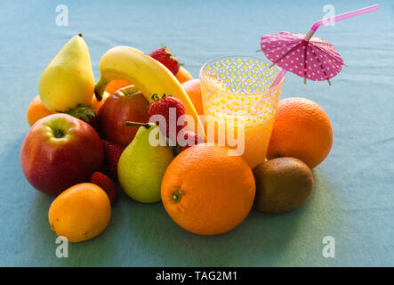Bunte frisches Obst und Saft auf blauen Himmel Hintergrund. Stockfoto