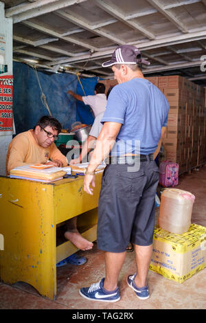 Mann an Bord der Fähre Heinrich III. Auf der Strecke Iquitos-Pucallpa am Hafen von Requena Gemeinschaft auf der Ucayali River, Loreto Abteilung, Peru Stockfoto