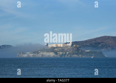 SAN FRANCISCO, California, United States - Jun 25th, 2018: Gefängnis Alcatraz im Nebel Panorama an einem sonnigen Tag im November als vom Pier 39 gesehen Stockfoto