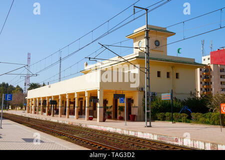 Plattformen, Eisenbahnschienen und Meknes Empfangsgebäude an einem sonnigen Nachmittag. Meknes, Marokko Stockfoto