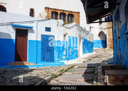 Labyrinth der alten engen Gassen, Treppen und Gassen der Kasbah des Udayas mit blau und weiß gestrichenen Häusern. Rabat, Marokko Stockfoto