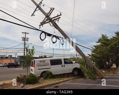 Nach einem van Kollision mit einem Utility Pole auf einem New Jersey Fahrbahn. Stockfoto