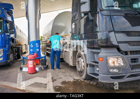 Man füllt den Lkw mit Kraftstoff Stockfoto