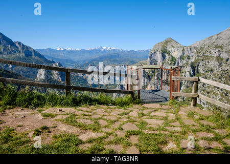 Santa Catalina Ausblick Balkon über La Hermida Schlucht in Kantabrien, Spanien Stockfoto