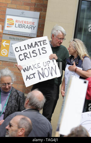 Ein Aktivist aus dem Klimawandel Gruppe Aussterben Rebellion hält einen Banner sagen ÒClimate Krise, keine Tat nowÓ während einer Demo außerhalb Derby City Rat haus am 22/05/2019 Stockfoto