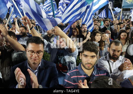 Thessaloniki, Griechenland. 24 rt Mai 2019. Unterstützer wave Flags während der Rede von der griechischen oppositionellen Partei Neue Demokratie Führer Kyriakos Mitsotakis, einen Tag vor der griechischen Lokalen und den Wahlen zum Europäischen Parlament. Griechenland wird den lokalen Wahlen gleichzeitig gedrückt, als die Wahlen zum Europäischen Parlament am 26. Mai, durch allgemeine Wahlen voraussichtlich im Oktober 2019 zu nehmen. Credit: Orhan Tsolak/Alamy leben Nachrichten Stockfoto