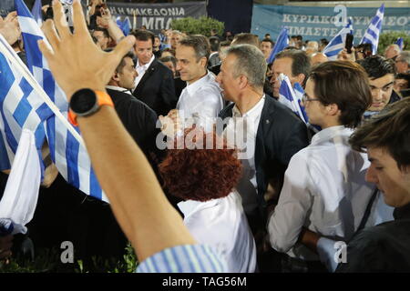 Thessaloniki, Griechenland. 24 rt Mai 2019. Griechische oppositionellen Partei Neue Demokratie Führer Kyriakos Mitsotakis grüßt Anhänger am Ende einer Kampagne Rede einen Tag vor der griechischen Lokalen und den Wahlen zum Europäischen Parlament. Griechenland wird den lokalen Wahlen gleichzeitig gedrückt, als die Wahlen zum Europäischen Parlament am 26. Mai, durch allgemeine Wahlen voraussichtlich im Oktober 2019 zu nehmen. Credit: Orhan Tsolak/Alamy leben Nachrichten Stockfoto