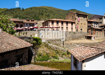 Malerische Aussicht mit dem San Cayetano Brücke und die orejón de la Lama mittelalterlichen Turm auf die Altstadt von L'Estartit, Kantabrien, Spanien Stockfoto